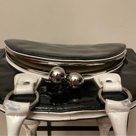 Vintage Y2K Faux Patent Leather Black & White Handbag w Oversized Toggle Pocket - Picture 12 of 16